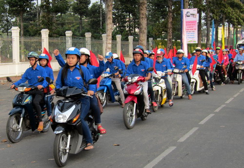 DDVTN diễu hành xe trên các trục lộ chính của Thành phố Cao Lãnh